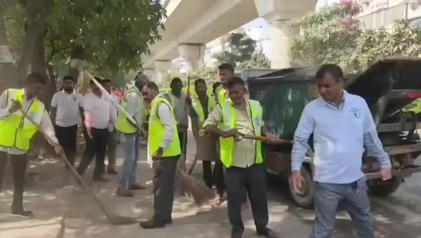 गांधी जयंती पर स्वच्छता अभियान, विकास मार्ग पर हर्ष मल्होत्रा ने किया श्रमदान