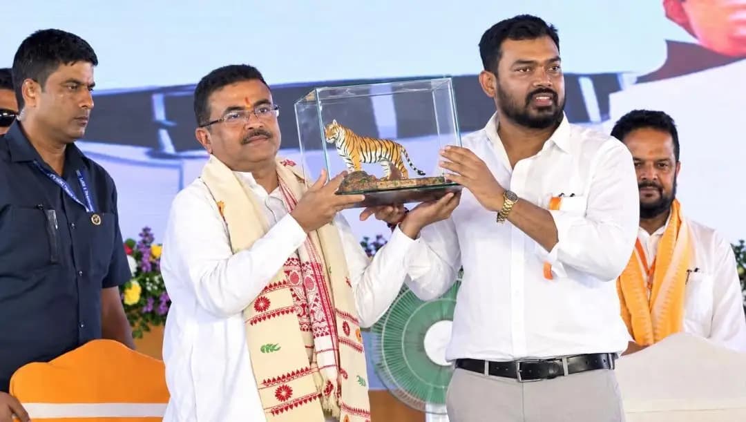 আলিপুরদুয়ার ১: বক্সা টাইগার রিজার্ভে শুভেন্দু অধিকারী- মনোজ কুমার ওরাওঁর বন্যপ্রাণী সংরক্ষণ প্রতিশ্রুতি