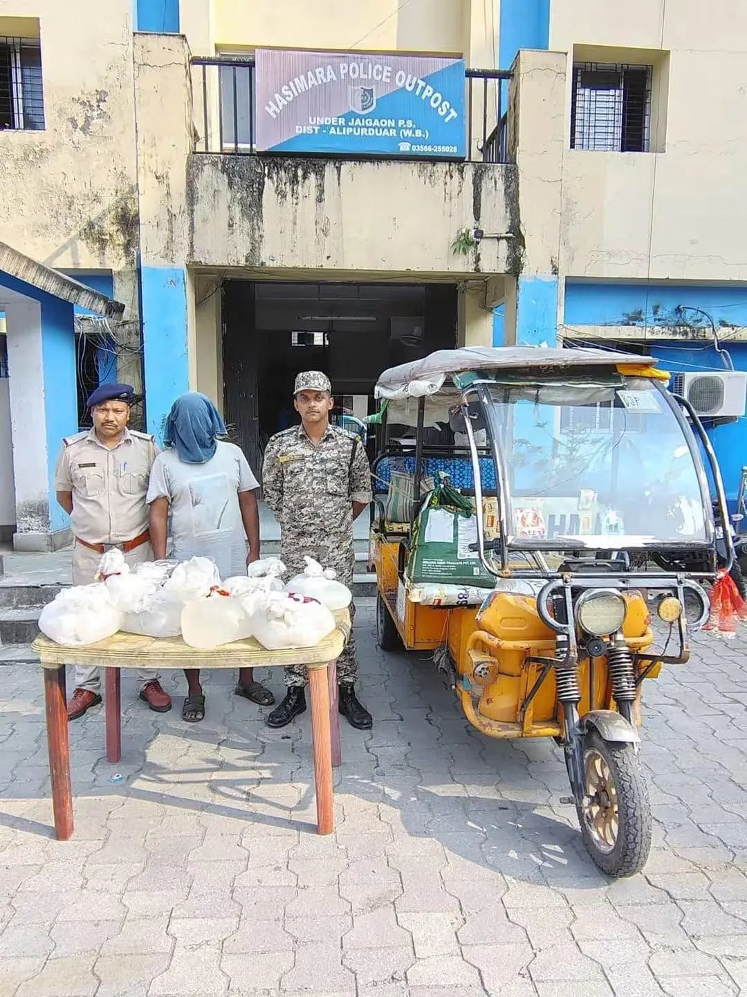 আলিপুরদুয়ার ১: হাসিমারায় ৬৪ লিটার অবৈধ চোলাই মদসহ টোটো আটক করেছে পুলিশ