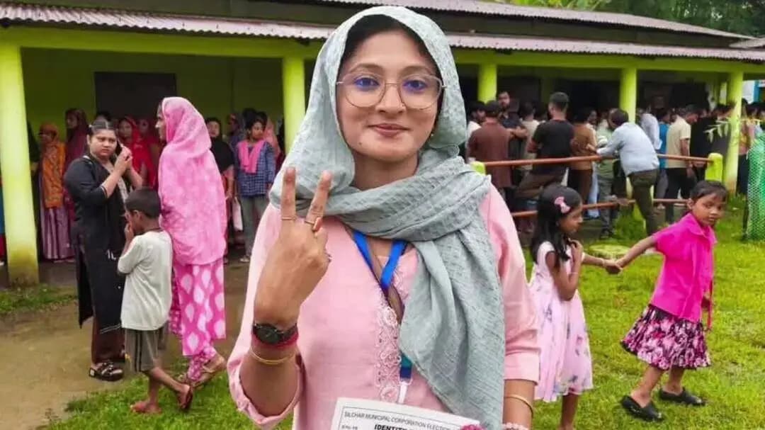 শিলচর: শিলচর পৌরনিগম নির্বাচনে ২৬ নং ওয়ার্ডে ভোটাধিকার প্রয়োগ করলেন নির্দলপ্রার্থী
