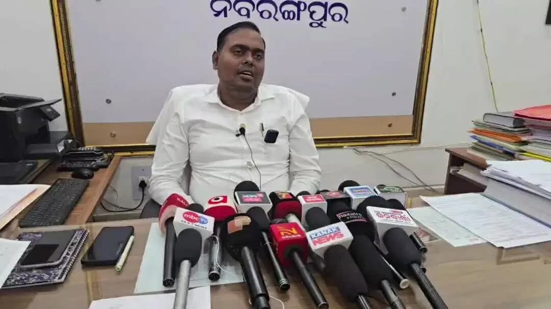 ନବରଙ୍ଗପୁର ପୋଲିସ ଷ୍ଟେସନ: ସରକାରୀ ଜମିକୁ ଜବରଦଖଲ କରିଥିବା ଅପରାଧୀ ର ଘର ଭଂଗାଯାଇଥିବା ନିଜ କାର୍ଯ୍ୟାଳୟରେ ସୁଚନା ଦେଲେ ଉପଜିଲ୍ଲାପାଳ ପ୍ରକାଶ ମିଶ୍ର