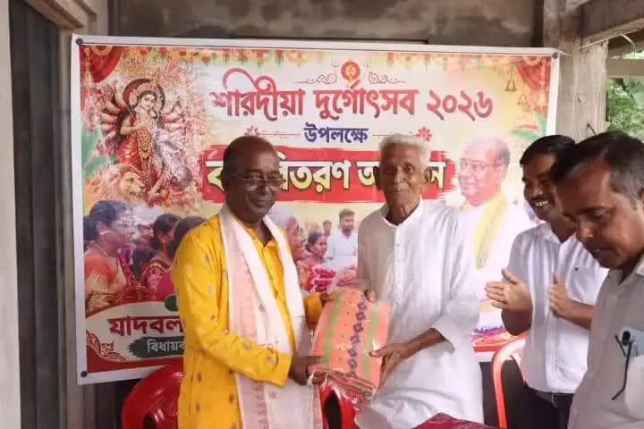 কাঞ্চনপুর: আসন্ন দুর্গোৎসব উপলক্ষে বিধায়ক কার্যালয়ে কামেশ্বর গ্রাম পঞ্চায়েতের তিনটি বুথের কার্য্যকর্তাদের মধ্যে বস্ত্র বিতরণ