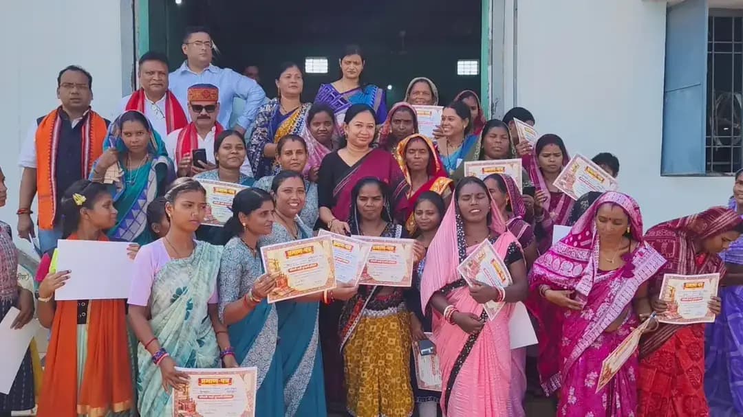 कलेक्टर श्रीमती पद्मिनी भोई साहू के निर्देशन में बिहान के तहत ग्राम पंचायत कंडोला में 40 महिलाओं को साड़ी एवं गमछा बुनने का प्रशिक्षण दिया जा रहा है। इनमें भीखमपुरा की सपेरा बस्ती की 12 महिलाएं भी शामिल हैं। प्रशिक्षण के दौरान महिलाओं ने साड़ी और गमछे तैयार कर अपने हुनर का प्रदर्शन किया। प्रशिक्षण के बाद उन्हें आजीविका एवं बाजार से जोड़ने की दिशा में भी प्रयास किए जाएंगे।
#sarangarhdistrict
#chhattisgarh
#SevaSankalpAbhiyan