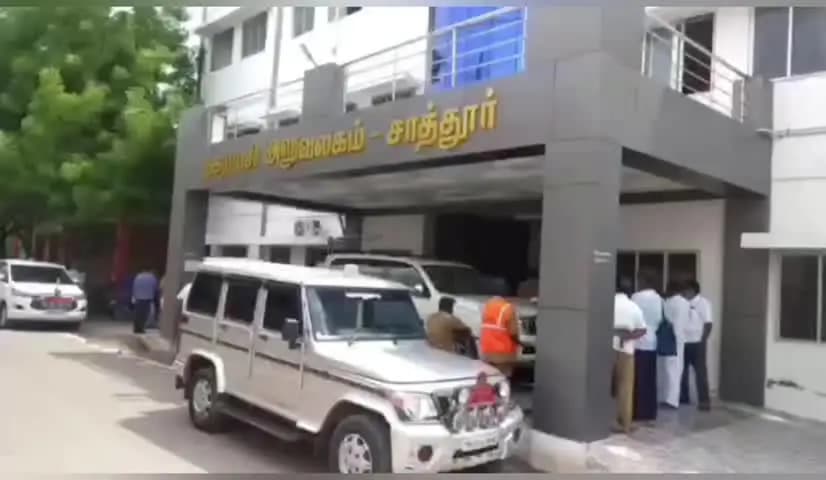 சாத்தூர்: குடிநீர் குழாய் உடைந்து வீணாகும் குடிநீர் நீண்ட நாட்கள் ஆகியும் சரி செய்யாத நகராட்சி நிர்வாகம் பொதுமக்கள் புகார்