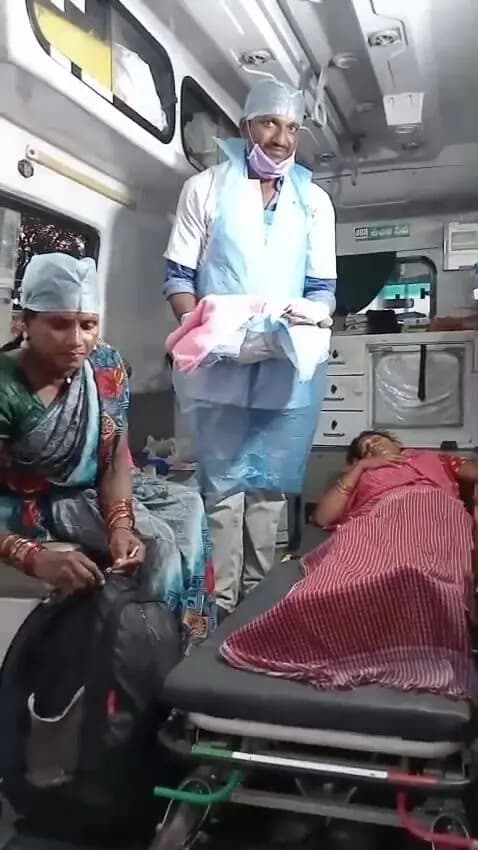 మంగపేట: అంబులెన్స్లో ప్రసవం.. తల్లి, బిడ్డను కాపాడిన 108 సిబ్బంది