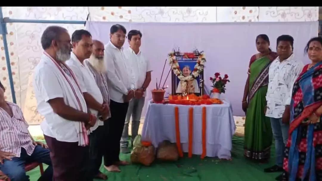 ଦେବଗଡ: ବିଦ୍ୟାଂଶୀ ପ୍ରଧାନଙ୍କ ଶୁଦ୍ଧିକ୍ରିୟାରେ ଯୋଗଦେଲେ ବିଧାୟକ