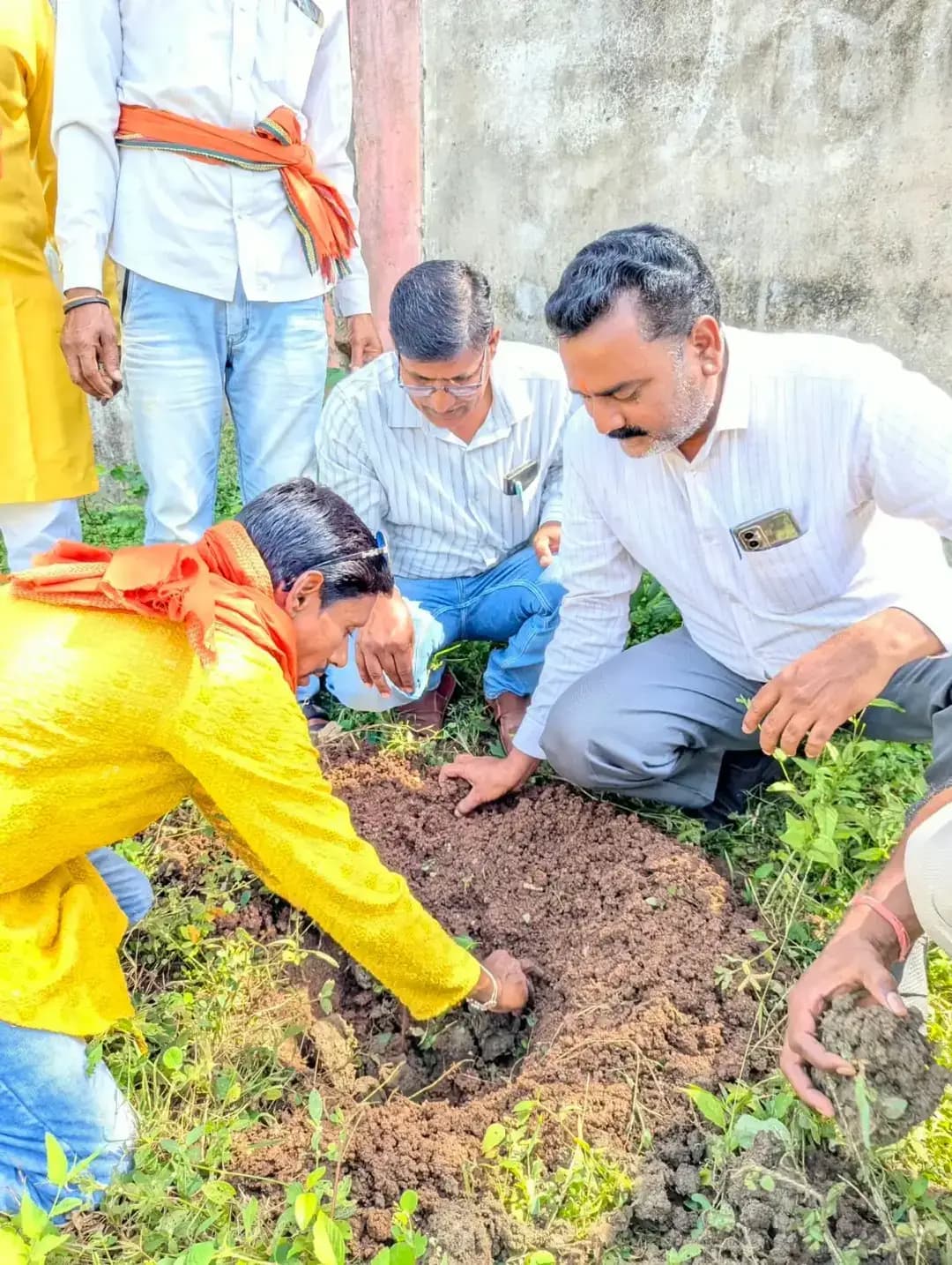 🌱 सेवा संकल्प अभियान के तहत वृक्षारोपण
सेवा संकल्प अभियान के अंतर्गत आयोजित वृक्षारोपण कार्यक्रम में जिला पंचायत दुर्ग के उपाध्यक्ष श्री पवन शर्मा सम्मिलित हुए। उन्होंने पर्यावरण संरक्षण और हरियाली संवर्धन का संदेश देते हुए पौधारोपण किया।
आइए, प्रकृति के संरक्षण और स्वच्छ-सुंदर भविष्य के लिए अधिक से अधिक पौधे लगाने का संकल्प लें। 🌳
#सेवा_संकल्प_अभियान #वृक्षारोपण #पर्यावरण_संरक्षण #हरित_दुर्ग #sewamerayogdan
