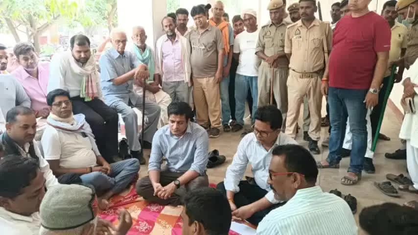 बैरिया: SDM के आश्वासन पर बैरिया में अधिवक्ताओं ने धरना स्थगित किया, एक सप्ताह में कार्रवाई नहीं हुई तो फिर होगा आंदोलन
