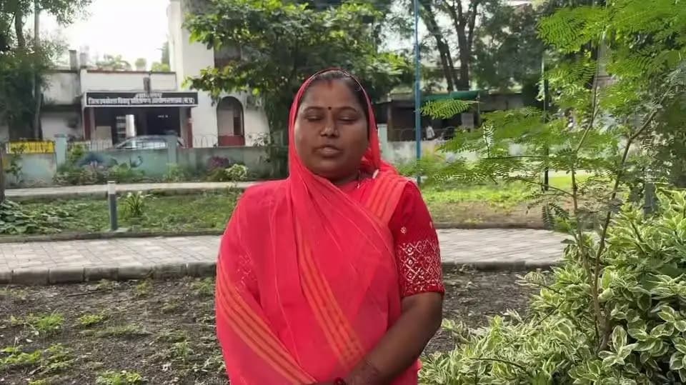 कहानी बदलाव की
समूह से मिला सहारा, साड़ी की दुकान से बढ़ी नाथी गणावा की आमदनी
ग्राम रूपाखेड़ा की रहने वाली श्रीमती नाथी पति नंदराम गणावा के लिए आजीविका समूह से जुड़ना आर्थिक आत्मनिर्भरता की दिशा में महत्वपूर्ण कदम साबित हुआ। उनका समूह पावागढ़ और ग्राम संगठन रूपाखेड़ा आजीविका है।
नाथी गणावा ने बताया कि समूह से जुड़ने के बाद उन्हें 20 हजार रुपये की राशि प्राप्त हुई। उन्होंने इस राशि का उपयोग कृषि संबंधी कार्यों में किया। इसके बाद उन्हें सीसीएल के माध्यम से 50 हजार रुपये का ऋण प्राप्त हुआ। इस राशि से उन्होंने साड़ी की दुकान शुरू की।
नाथी गणावा ने बताया कि साड़ी की दुकान शुरू करने के बाद जैसे-जैसे आमदनी में वृद्धि होने लगी तो उन्होंने अपनी दुकान को और बढ़ाने का निर्णय लिया। उन्होंने समूह से 70 हजार रुपये का ऋण लेकर दुकान का विस्तार किया। इससे दुकान का कारोबार आगे बढ़ा और उनकी आमदनी में भी वृद्धि होने लगी। आज नाथी गणावा स्वयं साड़ी की दुकान का संचालन कर रही हैं।
#jansampark #ratlam
#MadhyaPradesh