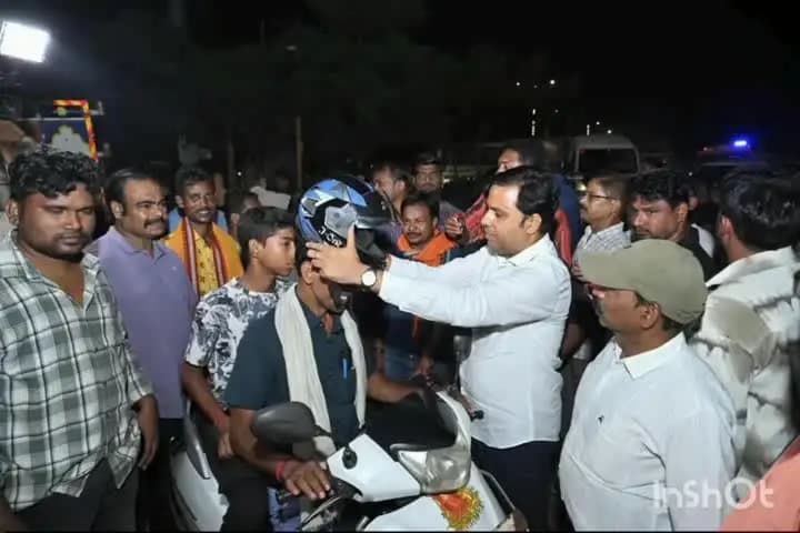 ଝାରସୁଗୁଡା: ସେବା ସପ୍ତାହ କାର୍ଯ୍ୟକ୍ରମ ଅନ୍ତର୍ଗତ ବମ୍ବେଛକ ଠାରେ ଝାରସୁଗୁଡା ବିଧାୟକଙ୍କ ଉପସ୍ଥିତିରେ ଏକ ହେଲମେଟ୍ ବଣ୍ଟନ କାର୍ଯ୍ୟକ୍ରମ ଅନୁଷ୍ଠିତ