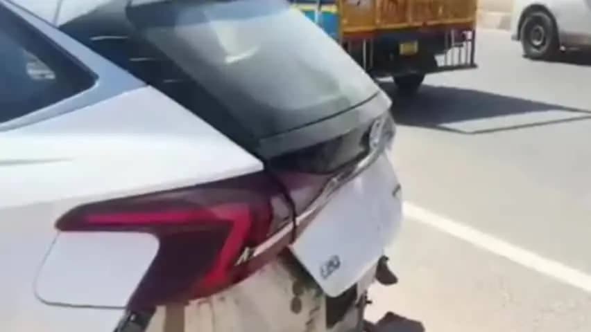 चौमूं: चोंमू सीकर रोड पर हरमाड़ा घाटी के पास खड्डे और कंकड़ में कार अनियंत्रित, चालक ने लगाया ब्रेक, 3 गाड़ियां भिड़ी