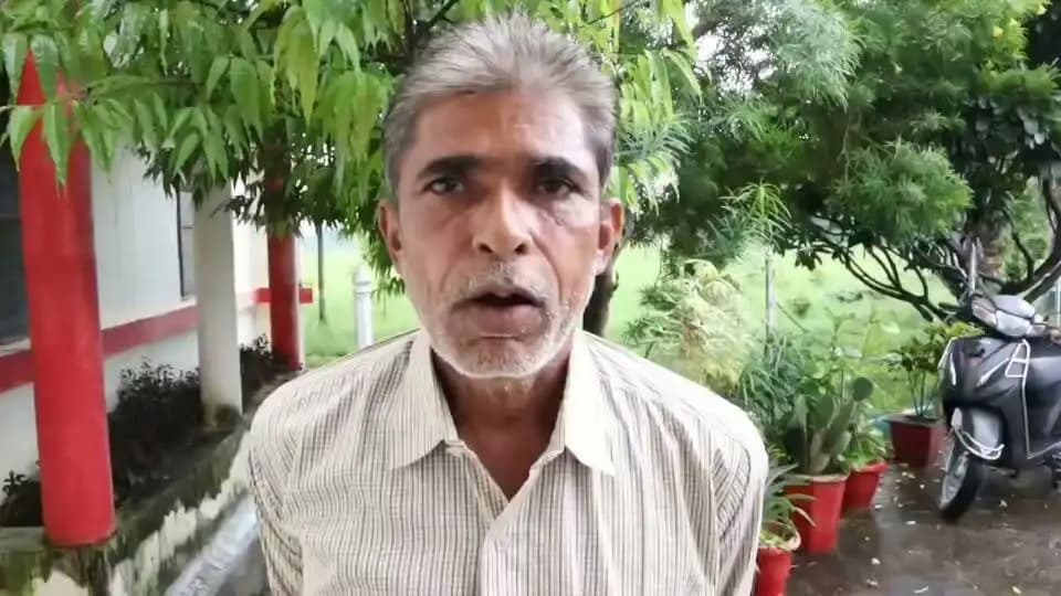 प्रधानमंत्री कृषक सम्मान निधि से मिलने वाली राशि से कृषक श्री शोभाराम की आर्थित स्थिति में हुआ सुधार
-
टीकमगढ़ जिले के ग्राम महाराजपुरा निवासी कृषक श्री शोभाराम कुशवाहा को प्रधानमंत्री कृषक सम्मान निधि का लाभ मिल रहा है। योजना का लाभ मिलने से श्री शोभाराम कुशवाहा के परिवार की आर्थिक स्थिति में सुधार आया है।
श्री शोभाराम कुशवाहा ने अपने अनुभव साझा करते हुये बताया कि मैं कृषि का कार्य करता हूं। खेती करने के दौरान पहले मुझे बोवनी तथा अन्य कार्याें के लिये कर्जा लेना पड़ता था, जिससे मेरे परिवार की आर्थिक स्थिति ठीक नहीं रहती थी। लेकिन जब से मुझे प्रधानमंत्री कृषक सम्मान निधि तथा मुख्यमंत्री कृषक सम्मान निधि योजना से राशि मिलना प्रारंभ हुआ है, तब से मुझे कृषि कार्य के लिये किसी से पैसे उधार नहीं लेने पड़ते हैं, जिससे मेरी आर्थित बचत भी हो जाती है। अब मैं अपने परिवार का खर्च आसानी से चला लेता हूं। इसके लिये मैं प्रधानमंत्री श्री नरेन्द्र मोदी जी तथा मुख्यमंत्री डॉ. मोहन यादव जी को सहृदय धन्यवाद देता हूं।
#SevaSankalpAbhiyan
#सेवा_संकल्प_अभियान
#खुशियों_की_दास्तां
#JansamparkMP
#Jansamparktikamgarh
#tikamgarh
