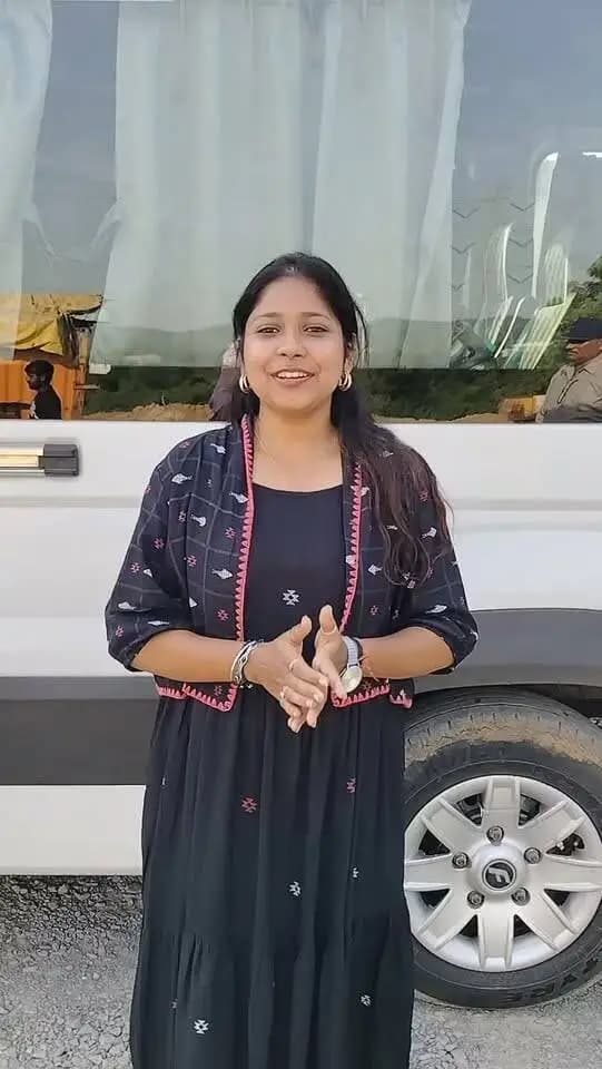 *देश की सबसे लंबी स्लीमनाबाद वाटर टनल बनी झारखंड के प्रतिनिधिमंडल के लिए आकर्षण का केंद्र*
*सेवा संकल्प अभियान के तहत प्रतिनिधिमंडल ने जानी टनल की अत्याधुनिक इंजीनियरिंग,बोले—जल प्रबंधन और तकनीक का अद्भुत संगम*
कटनी, 05 अक्टूबर। नर्मदा के जल को दूर-दराज के खेतों तक पहुंचाने की संकल्पना को जमीन के भीतर आकार देती स्लीमनाबाद की देश की सबसे लंबी वाटर टनल सोमवार को झारखंड से आए इन्फ्लुएंसर्स के प्रतिनिधिमंडल के लिए आकर्षण का केंद्र बनी। सेवा संकल्प अभियान के तहत कटनी पहुंचे प्रतिनिधिमंडल ने स्लीमनाबाद स्थित वाटर टनल का अवलोकन किया और इसके निर्माण में अपनाई गई अत्याधुनिक तकनीक, बेजोड़ इंजीनियरिंग तथा विशाल जल परिवहन क्षमता की जानकारी प्राप्त की।
प्रतिनिधिमंडल के सदस्यों ने टनल की निर्माण तकनीक और इसकी संरचना को करीब से समझा। उन्होंने कहा कि जमीन की सतह से कई मीटर नीचे इतनी लंबी और विशाल जल सुरंग का निर्माण इंजीनियरिंग की असाधारण �