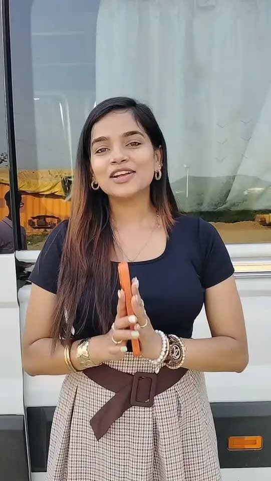 *देश की सबसे लंबी स्लीमनाबाद वाटर टनल बनी झारखंड के प्रतिनिधिमंडल के लिए आकर्षण का केंद्र*
*सेवा संकल्प अभियान के तहत प्रतिनिधिमंडल ने जानी टनल की अत्याधुनिक इंजीनियरिंग,बोले—जल प्रबंधन और तकनीक का अद्भुत संगम*
कटनी, 05 अक्टूबर। नर्मदा के जल को दूर-दराज के खेतों तक पहुंचाने की संकल्पना को जमीन के भीतर आकार देती स्लीमनाबाद की देश की सबसे लंबी वाटर टनल सोमवार को झारखंड से आए इन्फ्लुएंसर्स के प्रतिनिधिमंडल के लिए आकर्षण का केंद्र बनी। सेवा संकल्प अभियान के तहत कटनी पहुंचे प्रतिनिधिमंडल ने स्लीमनाबाद स्थित वाटर टनल का अवलोकन किया और इसके निर्माण में अपनाई गई अत्याधुनिक तकनीक, बेजोड़ इंजीनियरिंग तथा विशाल जल परिवहन क्षमता की जानकारी प्राप्त की।
प्रतिनिधिमंडल के सदस्यों ने टनल की निर्माण तकनीक और इसकी संरचना को करीब से समझा। उन्होंने कहा कि जमीन की सतह से कई मीटर नीचे इतनी लंबी और विशाल जल सुरंग का निर्माण इंजीनियरिंग की असाधारण �