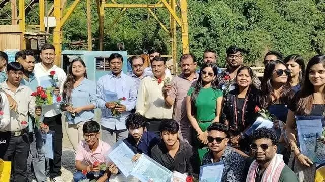 *देश की सबसे लंबी स्लीमनाबाद वाटर टनल बनी झारखंड के प्रतिनिधिमंडल के लिए आकर्षण का केंद्र*
*सेवा संकल्प अभियान के तहत प्रतिनिधिमंडल ने जानी टनल की अत्याधुनिक इंजीनियरिंग,बोले—जल प्रबंधन और तकनीक का अद्भुत संगम*
कटनी, 05 अक्टूबर। नर्मदा के जल को दूर-दराज के खेतों तक पहुंचाने की संकल्पना को जमीन के भीतर आकार देती स्लीमनाबाद की देश की सबसे लंबी वाटर टनल सोमवार को झारखंड से आए इन्फ्लुएंसर्स के प्रतिनिधिमंडल के लिए आकर्षण का केंद्र बनी। सेवा संकल्प अभियान के तहत कटनी पहुंचे प्रतिनिधिमंडल ने स्लीमनाबाद स्थित वाटर टनल का अवलोकन किया और इसके निर्माण में अपनाई गई अत्याधुनिक तकनीक, बेजोड़ इंजीनियरिंग तथा विशाल जल परिवहन क्षमता की जानकारी प्राप्त की।
प्रतिनिधिमंडल के सदस्यों ने टनल की निर्माण तकनीक और इसकी संरचना को करीब से समझा। उन्होंने कहा कि जमीन की सतह से कई मीटर नीचे इतनी लंबी और विशाल जल सुरंग का निर्माण इंजीनियरिंग की असाधारण �