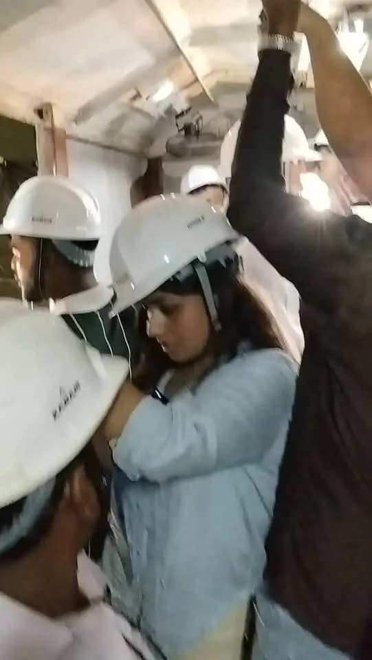 *देश की सबसे लंबी स्लीमनाबाद वाटर टनल बनी झारखंड के प्रतिनिधिमंडल के लिए आकर्षण का केंद्र*
*सेवा संकल्प अभियान के तहत प्रतिनिधिमंडल ने जानी टनल की अत्याधुनिक इंजीनियरिंग,बोले—जल प्रबंधन और तकनीक का अद्भुत संगम*
कटनी, 05 अक्टूबर। नर्मदा के जल को दूर-दराज के खेतों तक पहुंचाने की संकल्पना को जमीन के भीतर आकार देती स्लीमनाबाद की देश की सबसे लंबी वाटर टनल सोमवार को झारखंड से आए इन्फ्लुएंसर्स के प्रतिनिधिमंडल के लिए आकर्षण का केंद्र बनी। सेवा संकल्प अभियान के तहत कटनी पहुंचे प्रतिनिधिमंडल ने स्लीमनाबाद स्थित वाटर टनल का अवलोकन किया और इसके निर्माण में अपनाई गई अत्याधुनिक तकनीक, बेजोड़ इंजीनियरिंग तथा विशाल जल परिवहन क्षमता की जानकारी प्राप्त की।
प्रतिनिधिमंडल के सदस्यों ने टनल की निर्माण तकनीक और इसकी संरचना को करीब से समझा। उन्होंने कहा कि जमीन की सतह से कई मीटर नीचे इतनी लंबी और विशाल जल सुरंग का निर्माण इंजीनियरिंग की असाधारण �
