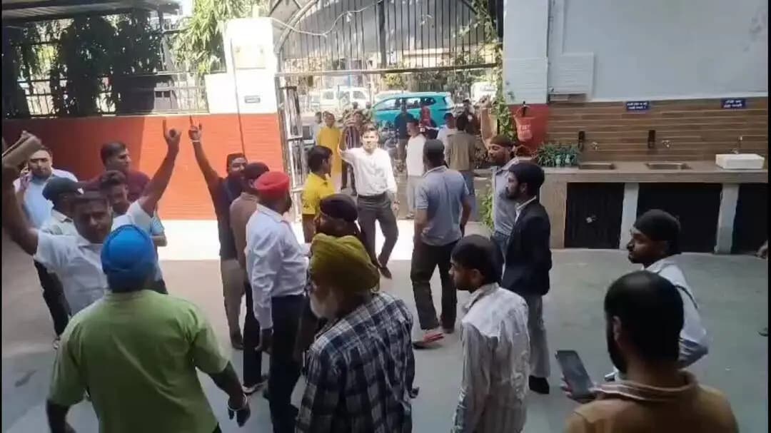 यमुना विहार: छतरपुर की 10 बीघा जमीन को लेकर पंचायत में हंगामा, दोनों पक्ष आमने-सामने
