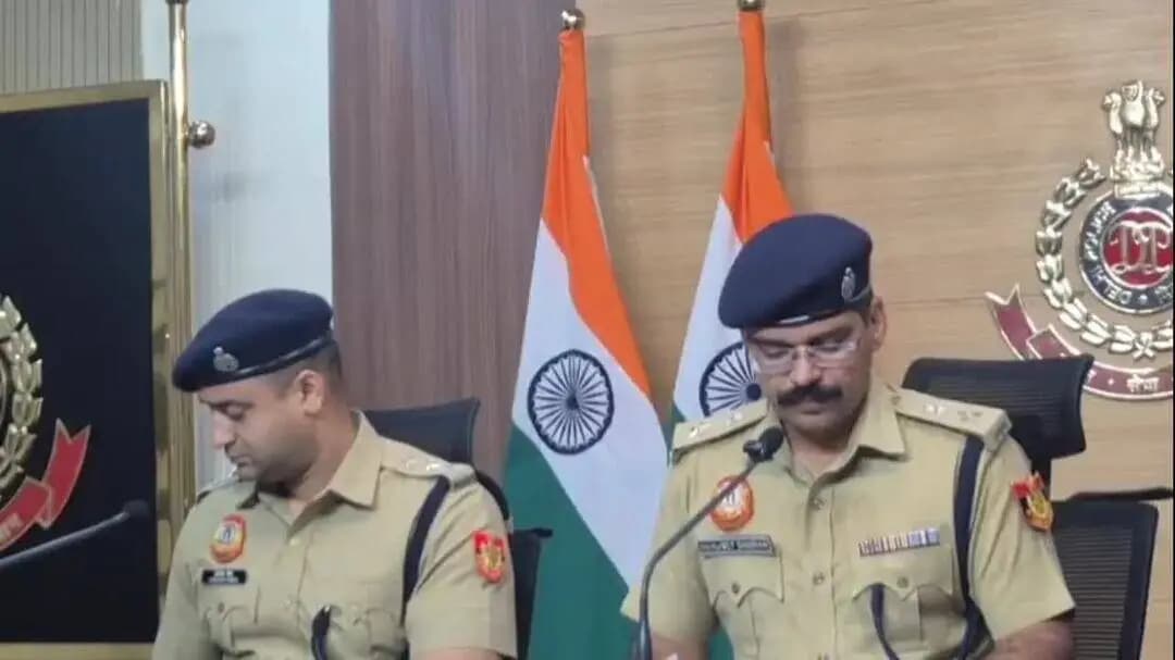 यमुना विहार: दिल्ली पुलिस अफसर का महिलाओं से बैड टच वाला फर्जी वीडियो AI से बनाने पर 10वीं फेल 'स्वतंत्र पत्रकार' नदीम गिरफ्तार