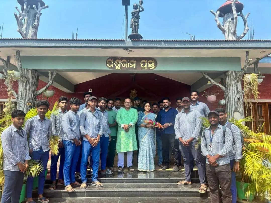 ସିମୁଳିଆ: ସିମୁଳିଆରେ ଜ୍ୟୋତି ପ୍ରକାଶ ପାଣିଗ୍ରାହୀଙ୍କୁ ଭେଟିଲେ କଲେଜ ଛାତ୍ରଛାତ୍ରୀ