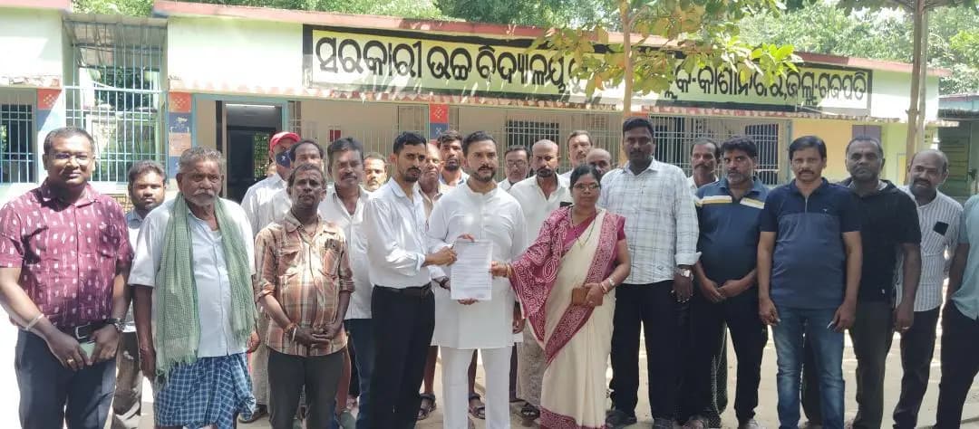 କାଶୀନଗର: ଚୁଡ଼ଙ୍ଗପୁର ସରକାରୀ ଉଚ୍ଚ ବିଦ୍ୟାଳୟରେ ପହଞ୍ଚିଲେ ବିଧାୟକ ରୁପେଶ କୁମାର ପାଣିଗ୍ରାହୀ