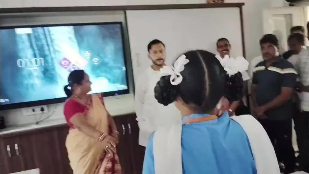 ପାରଳାଖେମୁଣ୍ଡି: ଚୁଡ଼ଙ୍ଗପୁର ସରକାରୀ ଉଚ୍ଚ ବିଦ୍ୟାଳୟରେ ବିଧାୟକଙ୍କ ଅଚାନକ ଗସ୍ତ