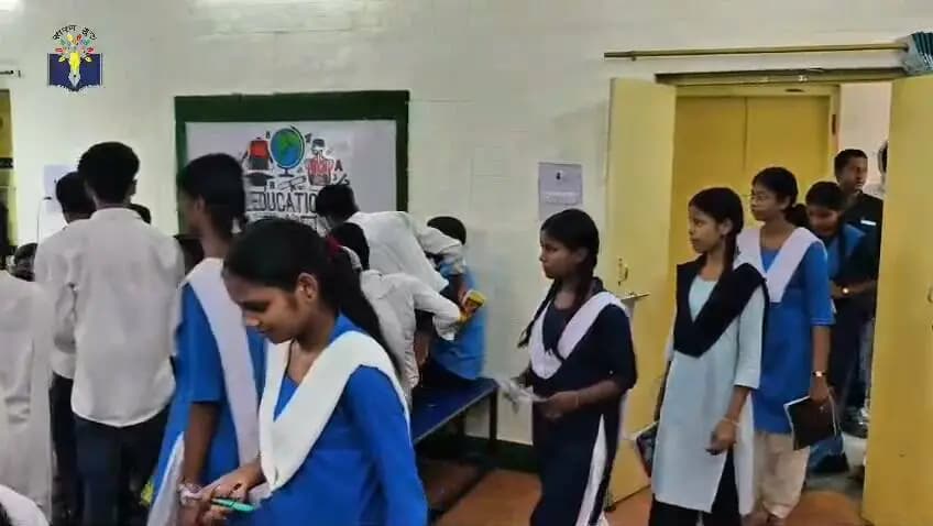 सारण गुरु डिजिटल क्लास — गुणवत्तापूर्ण शिक्षा की ओर एक अभिनव पहल
सारण जिले में ‘सारण गुरु डिजिटल क्लास’ की शुरुआत विद्यार्थियों को गुणवत्तापूर्ण एवं विषयगत डिजिटल शिक्षा उपलब्ध कराने की दिशा में एक अभिनव पहल है। इसका उद्देश्य जिले के प्रत्येक विद्यार्थी तक आधुनिक तकनीक के माध्यम से बेहतर शैक्षणिक सामग्री एवं गुणवत्तापूर्ण विषयगत प्रशिक्षण की पहुंच सुनिश्चित करना है।
डिजिटल माध्यम से शिक्षा को सरल, सहज एवं प्रभावी बनाते हुए विद्यार्थियों को सीखने के बेहतर अवसर उपलब्ध कराए जा रहे हैं। सारण गुरु डिजिटल क्लास—हर विद्यार्थी तक गुणवत्तापूर्ण शिक्षा की नई पहल।