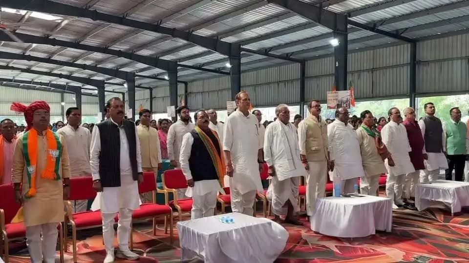 विकसित भारत का निर्माण केवल किसी एक व्यक्ति के प्रयास से नहीं, बल्कि हम सभी के सामूहिक प्रयास से संभव : मंत्री श्री काश्यप
कार्यक्रम में जिले की विकास पुस्तिका का वितरण भी किया गया
मशाल जलाकर जिले में सेवा ज्योति यात्राओं का विधायक सभागार से हुआ प्रस्थान
सेवा संकल्प अभियान के अंतर्गत जिले में सेवा ज्योति यात्रा का शुभारंभ विधायक सभागार से मशाल प्रज्वलित कर किया गया। कार्यक्रम का शुभारंभ वंदे मातरम् के गायन के साथ हुआ। इसके पश्चात प्रधानमंत्री श्री नरेंद्र मोदी एवं श्री नितिन नवीन के लाइव संबोधन का प्रसारण किया गया, जिसे उपस्थित जनप्रतिनिधियों एवं आमजन ने देखा और सुना। कार्यक्रम में जनप्रतिनिधियों द्वारा सामूहिक रूप से सेवा ज्योति प्रज्वलित की गई। अतिथियों के संबोधन के बाद राष्ट्रगान के साथ कार्यक्रम का समापन हुआ। इसके पश्चात सेवा ज्योति यात्राओं का विभिन्न क्षेत्रों के लिए प्रस्थान हुआ।
कार्यक्रम में जिले की विकास पुस्तिका का वितरण भी किया गया। पुस्तिका में जिले में विकास एवं जनकल्याण के क्षेत्र में किए जा रहे कार्यों तथा विभिन्न उपलब्धियों की जानकारी दी गई है।
सामूहिक प्रयास और जनभागीदारी से साकार होगा विकसित भारत का संकल्प
कार्यक्रम में सूक्ष्म, लघु एवं मध्यम उद्यम विभाग, मध्यप्रदेश शासन के कैबिनेट मंत्री श्री चैतन्य काश्यप ने कहा कि प्रधानमंत्री श्री नरेंद्र मोदी के नेतृत्व में देश में सेवा और विकास के क्षेत्र में विभिन्न कार्य किए गए हैं। प्रधानमंत्री श्री मोदी ने देश की सेवा के 25 वर्ष पूर्ण होने के अवसर पर सेवा ज्योति मशाल प्रज्वलित की है। इस ज्योति को लेकर विभिन्न विधानसभाओं में सेवा ज्योति यात्राएं निकाली जा रही हैं।
उन्होंने कहा कि प्रधानमंत्री श्री मोदी ने “वी विल डू इट” का मंत्र देते हुए स्पष्ट किया है कि विकसित भारत का निर्माण केवल किसी एक व्यक्ति के प्रयास से नहीं, बल्कि सभी के सामूहिक प्रयास और जनभागीदारी से संभव होगा। विकसित भारत 2047 के संकल्प को साकार करने के लिए समाज के प्रत्येक वर्ग की भागीदारी आवश्यक है।
समग्र विकास से विकसित होगा रतलाम जिला
मंत्री श्री काश्यप ने कहा कि रतलाम का विकास तभी संभव है, जब रतलाम शहर के साथ ग्रामीण क्षेत्र के किसान और आमजन भी विकास की मुख्यधारा से जुड़ें। जावरा और आलोट क्षेत्र के साथ सैलाना क्षेत्र के आदिवासी भाई-बहनों के जीवन में भी विकास और खुशहाली आए, तभी रतलाम जिला समग्र रूप से विकसित होगा।
उन्होंने कहा कि विकसित भारत की परिकल्पना केवल आर्थिक विकास तक सीमित नहीं है, बल्कि प्रत्येक व्यक्ति को गरीबी से मुक्त कर विकास की धारा से जोड़ना भी इसका प्रमुख उद्देश्य है। उन्होंने कहा कि प्रधानमंत्री श्री नरेंद्र मोदी के नेतृत्व में पिछले 10 वर्षों में 25 करोड़ लोगों को गरीबी से बाहर लाने का कार्य हुआ है। विकसित भारत के संकल्प को धरातल पर साकार करने के लिए नेतृत्व के साथ जनता की भागीदारी भी आवश्यक है।
विकसित मध्यप्रदेश के माध्यम से साकार होगा विकसित भारत का संकल्प
मंत्री श्री काश्यप ने कहा कि विकसित भारत के लिए विकसित मध्यप्रदेश का निर्माण आवश्यक है। मुख्यमंत्री डॉ. मोहन यादव प्रदेश के विकास के लिए निरंतर कार्य कर रहे हैं। प्रत्येक विधानसभा क्षेत्र के विकास से विकसित मध्यप्रदेश का निर्माण होगा और विकसित मध्यप्रदेश के माध्यम से विकसित भारत के संकल्प को साकार किया जाएगा।
उन्होंने कहा कि प्रधानमंत्री श्री नरेंद्र मोदी का संकल्प भारत माता के गौरव को बढ़ाने और भारत को विश्व में अग्रणी बनाने से जुड़ा है। सामूहिक प्रयास और जनभागीदारी से विकसित भारत के संकल्प को साकार किया जा सकता है।
कार्यक्रम में अपेक्स बैंक के प्रशासक श्री महेंद्र सिंह यादव, जावरा विधायक डॉ. राजेंद्र पांडेय, रतलाम ग्रामीण विधायक श्री मथुरालाल डामोर, जिला विकास सलाहकार समिति सदस्य श्री प्रदीप उपाध्याय, जिला पंचायत अध्यक्ष श्रीमती लाला बाई शंभुलाल चंद्रवंशी, महापौर श्री प्रहलाद पटेल, नगर पालिका निगम अध्यक्ष श्रीमती मनीषा शर्मा, आरडीए अध्यक्ष श्री मनोहर पोरवाल सहित अन्य जनप्रतिनिधि एवं बड़ी संख्या में आमजन उपस्थित रहे।
#jansampark #ratlam
#MadhyaPradesh