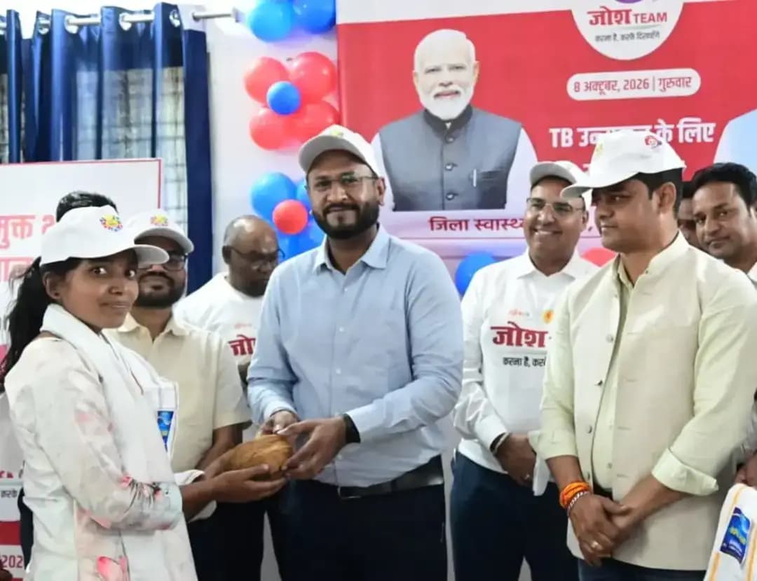 जीपीएम में ‘जोश टीम’ का शुभारंभ... जनभागीदारी से टीबी मुक्त भारत का संकल्प
प्रधानमंत्री श्री नरेंद्र मोदी के टीबी मुक्त भारत के संकल्प को साकार करने के लिए गौरेला-पेंड्रा-मरवाही जिले में केंद्रीय स्वास्थ्य मंत्री श्री जे.पी. नड्डा ने वर्चुअल माध्यम से ‘जोश टीम’ का शुभारंभ किया।
जिले की सभी 163 ग्राम पंचायतों और 224 ग्रामों को टीबी मुक्त बनाने का लक्ष्य रखा गया है, जिसकी शुरुआत मरवाही विकासखंड से होगी। पिछले वर्ष जिले की 52 ग्राम पंचायतों को टीबी मुक्त घोषित किया गया था। टीबी उन्मूलन अभियान को जनआंदोलन बनाने के लिए पंचायतों, युवाओं, स्वास्थ्य कार्यकर्ताओं, सामाजिक संगठनों और विभिन्न विभागों की सहभागिता बढ़ाई जाएगी। 15 माय भारत वॉलंटियर्स और 15 NCC कैडेट्स को जागरूकता अभियान में योगदान के लिए सम्मानित किया गया।
सुशासन सरकार स्वस्थ और टीबी मुक्त छत्तीसगढ़ के निर्माण के लिए जनभागीदारी को मजबूत कर रही है।
#TBFreeIndia #JOSHTeam #GPM #TBElimination