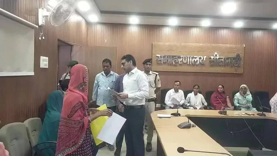 जिला पदाधिकारी श्री तनय सुल्तानिया द्वारा समाहरणालय स्थित विमर्श कक्ष में जनता दरबार कार्यक्रम लाईव।