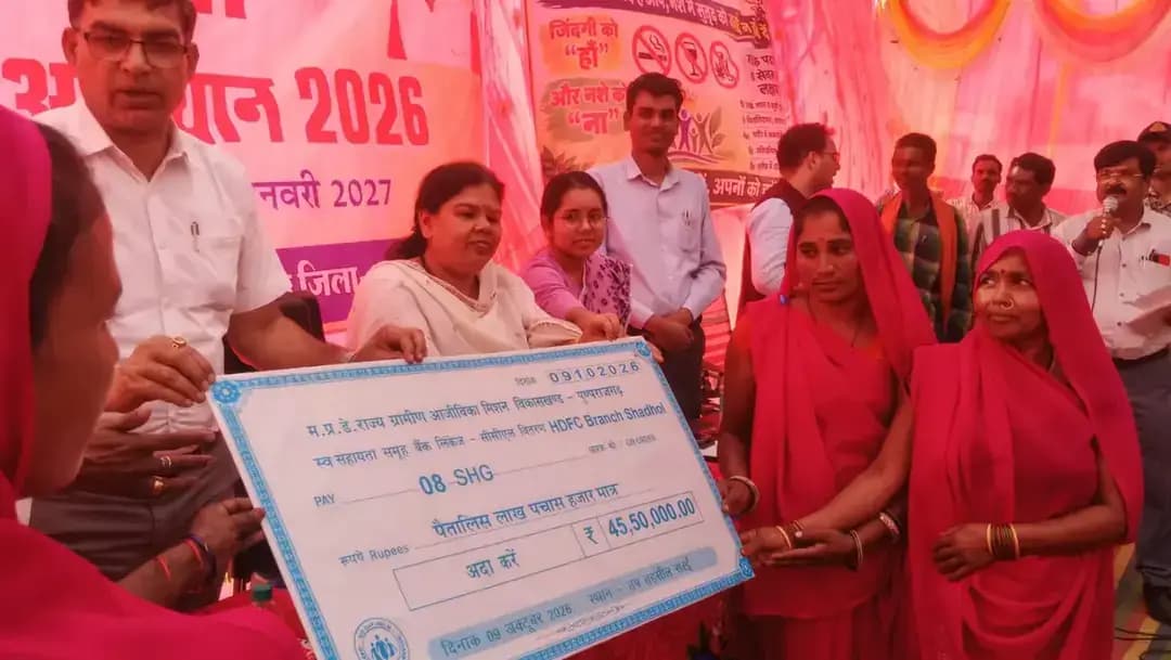 जिले के जनपद पंचायत पुष्पराजगढ़ अंतर्गत ग्राम पंचायत सरई में मुख्यमंत्री जन विश्वास अभियान के तहत जन विश्वास शिविर का आयोजन किया गया। शिविर में विधायक पुष्पराजगढ़ श्री फुंदेलाल सिंह मार्को, कमिश्नर शहडोल संभाग श्रीमती सुरभि गुप्ता, कलेक्टर श्री रत्नाकर झा एवं मुख्य कार्यपालन अधिकारी जिला पंचायत श्रीमती अर्चना कुमारी ने ग्रामीणों से संवाद कर उनकी समस्या मूलक शिकायतें एवं आवेदन सुने। अधिकारियों ने प्राप्त आवेदनों पर संबंधित विभागों के अधिकारियों को आवश्यक कार्यवाही करते हुए समस्याओं का नियमानुसार निराकरण सुनिश्चित करने के निर्देश दिए।
शिविर में विधायक, कमिश्नर एवं कलेक्टर ने विभिन्न विभागों द्वारा लगाए गए स्टॉलों का अवलोकन किया। इस दौरान राजस्व, उद्योग, महिला एवं बाल विकास, स्वास्थ्य, खाद्य, नगरीय प्रशासन, कृषि सहित विभिन्न विभागों के अधिकारियों ने अपने-अपने विभागों द्वारा संचालित जनकल्याणकारी योजनाओं, नवाचारों एवं उपलब्धियों की जानकारी ग्रामीणों को दी। अधिकारियों ने उपस्थित नागरिकों को योजनाओं के उद्देश्य, पात्रता, आवेदन प्रक्रिया तथा योजनाओं के माध्यम से मिलने वाले लाभों के संबंध में जानकारी प्रदान की। विभिन्न विभागों द्वारा लगाए गए जानकारी एवं सेवा संबंधी स्टॉलों के माध्यम से आमजन को योजनाओं से संबंधित आवश्यक जानकारी एवं सेवाएं उपलब्ध कराई गईं।
शिविर के दौरान स्व-सहायता समूह से जुड़ी दीदी श्रीमती आशा देवी, श्रीमती पुष्पा सिंह एवं श्रीमती सुनीता नायक ने स्व-सहायता समूह से जुड़ने के बाद अपने जीवन में आए बदलाव एवं आर्थिक सशक्तीकरण की कहानी साझा की। उन्होंने समूह के माध्यम से स्वरोजगार एवं आजीविका गतिविधियों से प्राप्त हो रहे लाभों की जानकारी दी तथा अन्य महिलाओं को भी स्व-सहायता समूहों से जुड़कर आत्मनिर्भर बनने के लिए प्रेरित किया।
इस अवसर पर जिले के 8 स्व-सहायता समूहों को विभिन्न गतिविधियों के लिए कुल 45 लाख 50 हजार रुपये की राशि का प्रतीक स्वरूप चेक प्रदान किया गया। इससे स्व-सहायता समूहों की महिलाओं को आजीविका गतिविधियों को विस्तार देने तथा आर्थिक रूप से सशक्त बनने में सहायता मिलेगी।
#anuppur