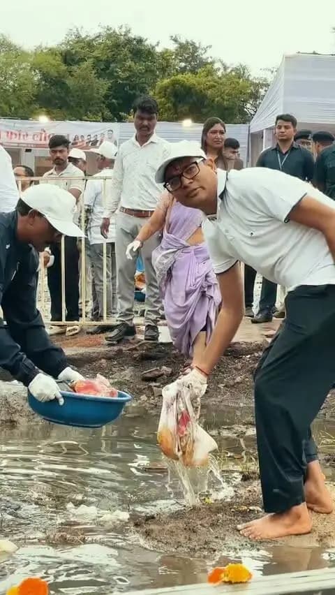 एक संकल्प, जो इतिहास बन गया…
एक संकल्प, जो 25 वर्षों का विश्वास बन गया!
आदरणीय प्रधानमंत्री श्री नरेंद्र मोदी मोदी जी की सेवा-यात्रा, बनी हमारी प्रेरणा,
रायगढ़ की सेवा ज्योति से, जगमग हो हर चेतना।
शिक्षा हो, स्वास्थ्य हो, सम्मान मिले हर बार नये विचार की उड़ान
#SevaJyoti
#25YearsOfSeva
#SevaSankalpAbhiyan
#सेवा_मेरा_योगदान
#Seva_Mera_Yogdan