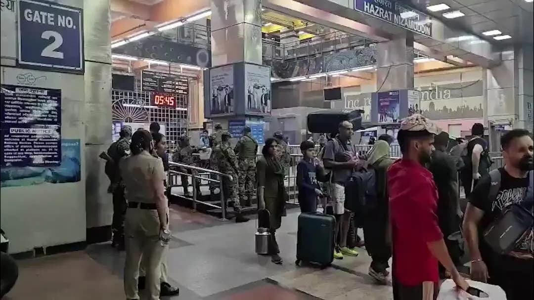 दिल्ली के हज़रत निज़ामुद्दीन रेलवे स्टेशन पर कड़ी सुरक्षा, हथियारबंद BSF और दिल्ली पुलिस के जवान तैनात