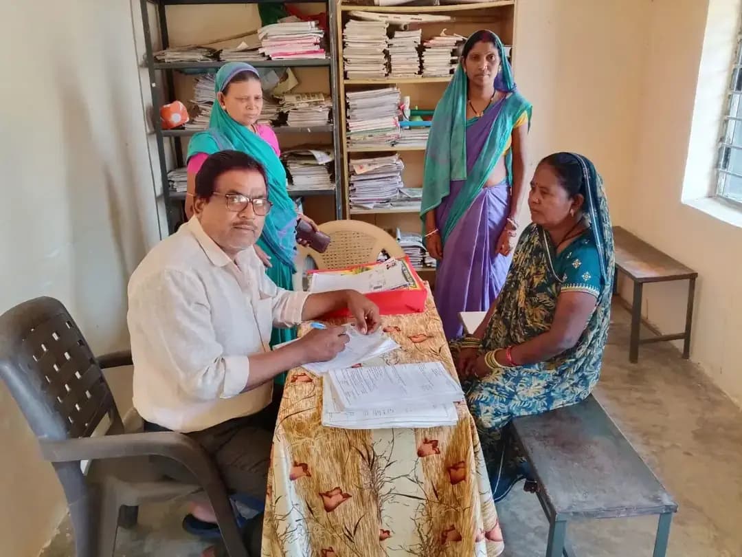 मतदाता सूची से संबंधित कार्यों के सुचारू संचालन हेतु मतदान केंद्र क्रमांक 65, प्राथमिक शाला बगडेवा में विशेष शिविर के दौरान BLO एवं अविहित अधिकारी द्वारा कार्य किया गया।
#raigarh @ceochhattisgarh