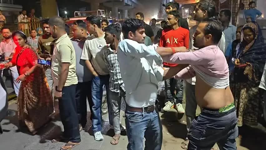 फिरोज़ाबाद: प्राइवेट ट्रॉमा सेंटर के बाहर महिला ने मुँहबोले भाई के साथ मिलकर सगे भाई को फ़िल्मी अंदाज़ में लात-घूसे बरसाए