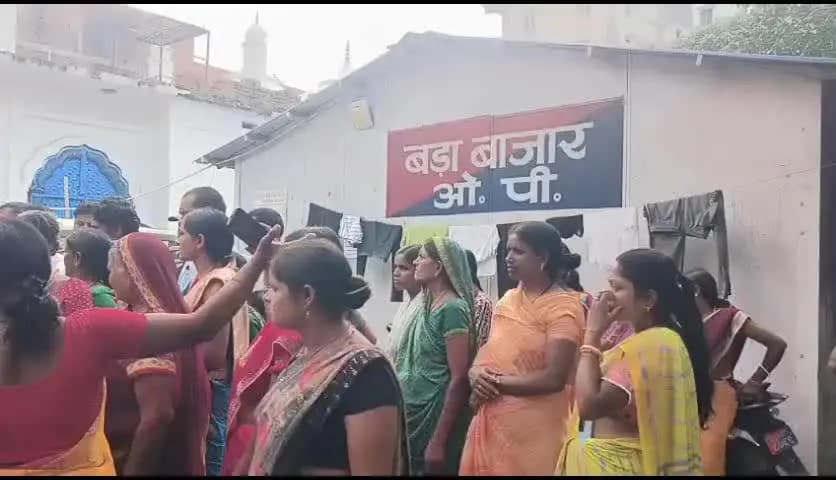 हज़ारीबाग: देवंती देवी की संदिग्ध मौत पर परिजनों ने बड़ा बाजार थाना में किया प्रदर्शन, आरोपियों की गिरफ्तारी की मांग