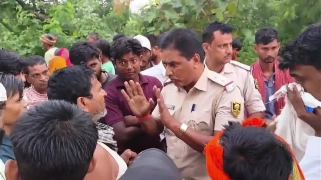 जमुई: धरसंडा मोड़ पर पूजा कर लौट रहे 09 लोगों को हाइवा ने कुचला, दो छात्राओं की हुई मौत, 07 लोग घायल, सिकंदरा चौक को किया जाम