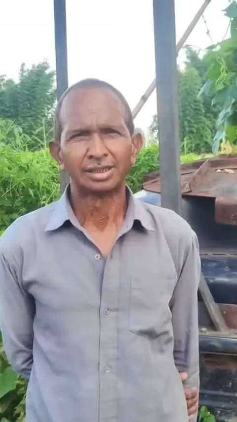 समय लाल और उमाकांत को मिला सुरक्षित बायो ईंधन, स्वच्छ भारत मिशन ग्रामीण से नियोजित गैस प्लांट का लाभ।
वन क्षेत्रों में भोजन पकाने का ईंधन आम ग्रामीणों के लिए दैनिक जद्दोजहद और एक आम समस्या है। ऐसे स्थानों में रहने वाले कई परिवारों के लिए स्वच्छ भारत मिशन ग्रामीण से बना बायो गैस प्लांट एक नया व्यवस्थित और महिलाओं के लिए सुरक्षित ईंधन का साधन साबित हो रहा है।
कोरिया जिले के ग्राम पंचायत नरकेली में रहने वाले दो आदिवासी परिवार अब बायो गैस प्लांट से अपना भोजन पका रहे हैं। यह उनके लिए दोहरा लाभ साबित हो रहा है।
ग्राम पंचायत नरकेली में दो आदिवासी परिवार के लिए स्वच्छ भारत मिशन ग्रामीण के अंतर्गत गोबर गैस प्लांट लगाया गया है। इससे यंहा के निवासी कन्हैया लाल और समयलाल के परिवार के घरों में दैनिक जरूरत की गैस उपलब्ध हो गई है। इससे एक ओर इन्हें सुरक्षित ईंधन प्राप्त हो गया है वहीं दूसरी ओर इसके लिए इन्हें कोई शुल्क नहीं देना पड़ता है।
#SewaSankalpAbhiyan