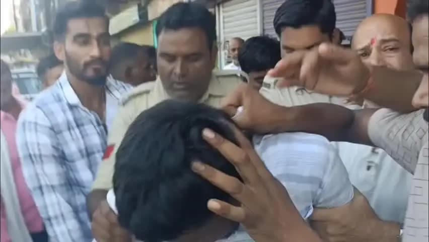 दमोह: बागेश्वर धाम यात्रा में चेन चोरी के संदेह में पकड़े 2 युवकों को लोगों ने पीटा, पुलिस ने पूछताछ शुरू की