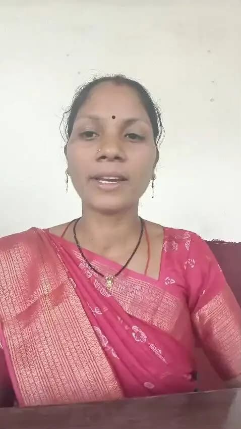 ➡️ **स्व-सहायता समूह से जुड़कर भूरी ठाकुर बनीं 'लखपति दीदी'**
➡️ सागर जिले के देवरी विकासखंड के ग्राम गोपालपुरा की निवासी भूरी ठाकुर ने 'परिधि स्व-सहायता समूह' से जुड़कर अपनी आजीविका को सशक्त बनाया है।
➡️ समूह से ऋण लेकर उन्होंने कृषि गतिविधियों में निवेश किया, जिससे आज उनकी वार्षिक आय 1 लाख से डेढ़ लाख रुपये तक हो गई है और वे 'लखपति दीदी' बन गई हैं।
➡️ वे अपनी इस सफलता के लिए आजीविका मिशन और माननीय प्रधानमंत्री श्री नरेंद्र मोदी जी का बहुत-बहुत धन्यवाद करती हैं।
#jansamparkMP #sagar #LakhpatiDidi #WomenEmpowerment #AjeevikaMission #MPGovernment