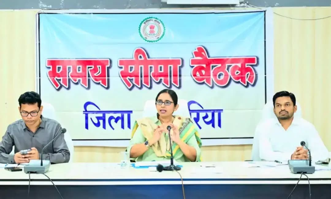 कलेक्टर श्रीमती रोक्तिमा यादव ने कलेक्ट्रेट सभाकक्ष में आयोजित समय-सीमा की बैठक में विभिन्न विभागों के कार्यों और योजनाओं की प्रगति की समीक्षा की। उन्होंने सीएम हेल्पलाइन में प्राप्त शिकायतों का समय पर एवं गुणवत्तापूर्ण निराकरण करने के निर्देश दिए। साथ ही सेवा सेतु, जनदर्शन और अन्य माध्यमों से प्राप्त आवेदनों का भी निर्धारित समय-सीमा में निराकरण सुनिश्चित करने को कहा।
@chhattisgarhcmo @dpr.chhattisgarh
#KoreaDistrict #Chhattishgarh