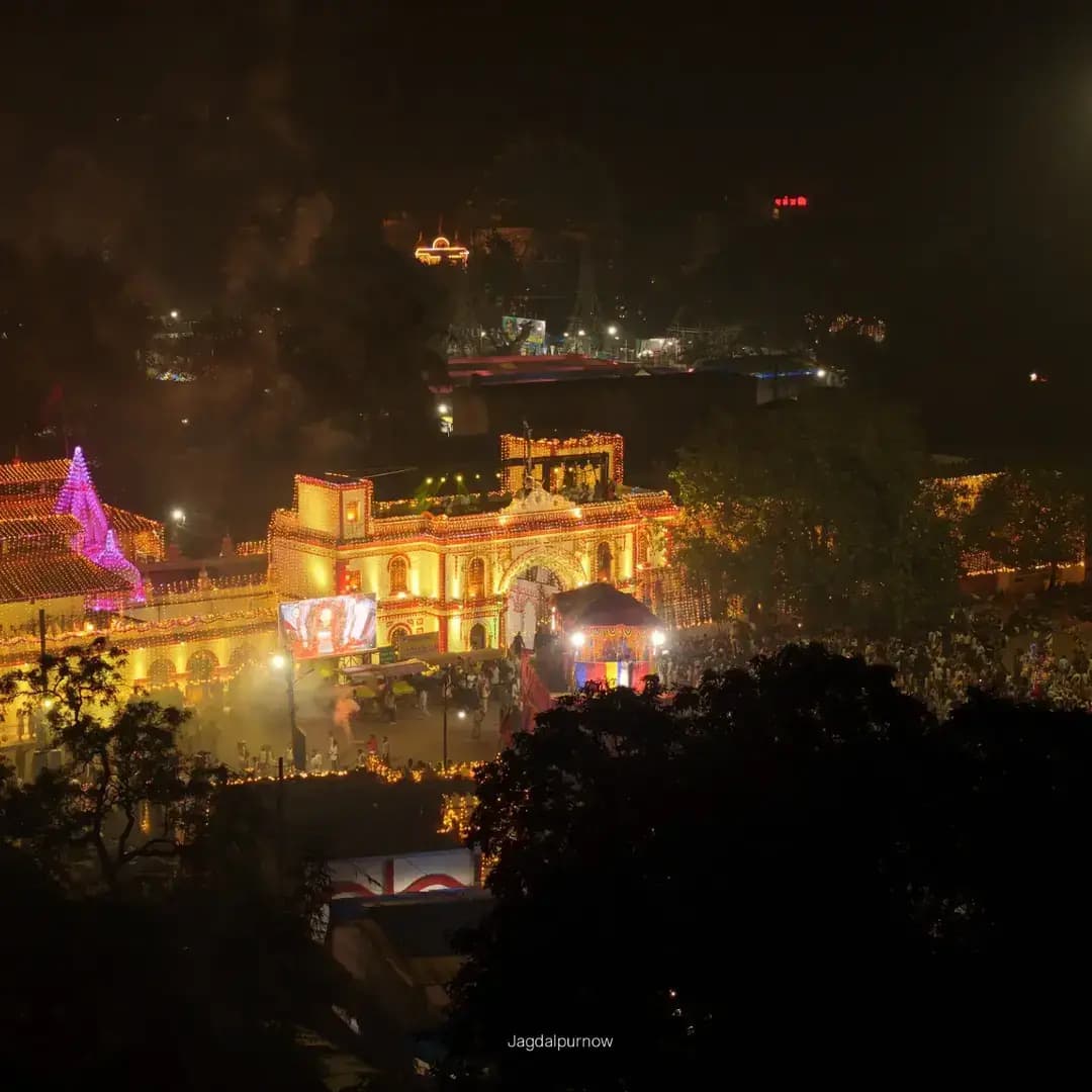 बस्तर दशहरा के पहले दिन, यानि फूल रथ यात्रा के समय, जगदलपुर का पूरा महौल भक्ति और उत्सव से भर जाता है। चार पहियों वाला ये रथ ताज़े फूलों और हरी पत्तियों से बहुत सुंदर तारिके से सजाया जाता है, जो मन को मोह लेता है। इसके बाद, जगदलपुर के राजमहल से माता दंतेश्वरी के छत्र को रथ में विराजमान कराया जाता है। परिक्रमा शुरू होती ही है, गाड़ी के पीछे घुमने की आवाज और ढोल, मांदर और शहनाइयां की गूंज शुद्ध क्षेत्र को भक्ति के सागर में डुबो देती है। हजारों लोगों की भीड़ में रथ को खींचने का उत्साह देखते ही बनता है, जो एक अद्भुत एकता और परंपरा का प्रतीक है।
#raat