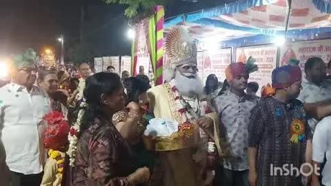 इगलास: इगलास में धूमधाम से निकली महाराजा अग्रसेन शोभा यात्रा, बग्घियों पर राजकुमार बने नन्हे बच्चे आकर्षण का केंद्र बने