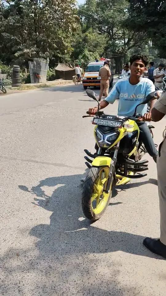 जिले में सड़क सुरक्षा और यातायात नियमों के अनुपालन को लेकर परिवहन विभाग द्वारा विशेष वाहन जांच अभियान चलाया जा रहा है।*
कटिहार,14 अक्टूबर 2026 बुधवार।
*अभियान के तहत 14 अक्टूबर को कुल 262 चालान काटे गए, जिनसे 10,04,500 रुपये का जुर्माना लगाया गया ।*
अभियान के तहत महिला थाना, कटिहार के पास और सिरसा क्षेत्र में वाहनों की जांच की गई। इस दौरान यातायात नियमों का उल्लंघन करने वाले वाहन चालकों के खिलाफ नियमानुसार कार्रवाई की जा रही है।
जांच के दौरान बिना हेलमेट दोपहिया वाहन चलाने, बिना सीट बेल्ट चारपहिया वाहन चलाने, गलत दिशा में वाहन परिचालन और ओवरलोडिंग के मामलों पर विशेष नजर रखी जा रही है। इसके अलावा लंबी दूरी की बसों के दस्तावेजों और यातायात नियमों के अनुपालन की भी जांच की जा रही है।
अभियान के तहत नाबालिगों द्वारा वाहन चलाने के मामलों की भी जांच की जा रही है। वहीं, बिना पंजीकरण संचालित टोटो और ऑटो के खिलाफ कार्रवाई की जा रही है।
परिवहन विभाग ने नए वाहनों के पंजीकरण में अनावश्यक देरी करने वाले डीलरों और शोरूम संचालकों को भी नियमों का पालन करने की हिदायत दी है। बिना पंजीकरण वाहन सड़क पर चलाए जाने की स्थिति में वाहन चालक के साथ संबंधित डीलर की जिम्मेदारी भी नियमानुसार तय की जाएगी।
जिला परिवहन पदाधिकारी, कटिहार ने वाहन चालकों से यातायात नियमों का अनिवार्य रूप से पालन करने की अपील की है। उन्होंने दोपहिया वाहन चलाते समय हेलमेट पहनने, चारपहिया वाहन में सीट बेल्ट लगाने, नाबालिगों को वाहन नहीं चलाने देने और सभी आवश्यक दस्तावेज साथ रखने की आवश्यकता पर जोर दिया। साथ ही ओवरलोडिंग और यातायात नियमों के उल्लंघन से बचने की अपील की।
परिवहन विभाग के अनुसार, विशेष वाहन जांच अभियान 20 अक्टूबर तक जारी रहेगा। इसके बाद भी जिले में नियमित रूप से वाहनों की जांच की जाएगी। विभाग का उद्देश्य नियमों का उल्लंघन करने वालों पर कार्रवाई करने के साथ सड़क दुर्घटनाओं में कमी लाना और सुरक्षित यातायात के प्रति लोगों को जागरूक करना है।
जिला जनसंपर्क पदाधिकारी
कटिहार।
Information & Public Relations Department, Government of Bihar Transport Department, Government of Bihar #कटिहार #CMSamrat #samratchoudhary @topfans CMO Bihar Samrat Choudhary CM Samrat