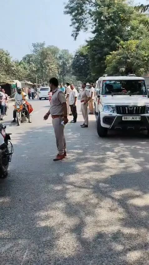 जिले में सड़क सुरक्षा और यातायात नियमों के अनुपालन को लेकर परिवहन विभाग द्वारा विशेष वाहन जांच अभियान चलाया जा रहा है।*
कटिहार,14 अक्टूबर 2026 बुधवार।
*अभियान के तहत 14 अक्टूबर को कुल 262 चालान काटे गए, जिनसे 10,04,500 रुपये का जुर्माना लगाया गया ।*
अभियान के तहत महिला थाना, कटिहार के पास और सिरसा क्षेत्र में वाहनों की जांच की गई। इस दौरान यातायात नियमों का उल्लंघन करने वाले वाहन चालकों के खिलाफ नियमानुसार कार्रवाई की जा रही है।
जांच के दौरान बिना हेलमेट दोपहिया वाहन चलाने, बिना सीट बेल्ट चारपहिया वाहन चलाने, गलत दिशा में वाहन परिचालन और ओवरलोडिंग के मामलों पर विशेष नजर रखी जा रही है। इसके अलावा लंबी दूरी की बसों के दस्तावेजों और यातायात नियमों के अनुपालन की भी जांच की जा रही है।
अभियान के तहत नाबालिगों द्वारा वाहन चलाने के मामलों की भी जांच की जा रही है। वहीं, बिना पंजीकरण संचालित टोटो और ऑटो के खिलाफ कार्रवाई की जा रही है।
परिवहन विभाग ने नए वाहनों के पंजीकरण में अनावश्यक देरी करने वाले डीलरों और शोरूम संचालकों को भी नियमों का पालन करने की हिदायत दी है। बिना पंजीकरण वाहन सड़क पर चलाए जाने की स्थिति में वाहन चालक के साथ संबंधित डीलर की जिम्मेदारी भी नियमानुसार तय की जाएगी।
जिला परिवहन पदाधिकारी, कटिहार ने वाहन चालकों से यातायात नियमों का अनिवार्य रूप से पालन करने की अपील की है। उन्होंने दोपहिया वाहन चलाते समय हेलमेट पहनने, चारपहिया वाहन में सीट बेल्ट लगाने, नाबालिगों को वाहन नहीं चलाने देने और सभी आवश्यक दस्तावेज साथ रखने की आवश्यकता पर जोर दिया। साथ ही ओवरलोडिंग और यातायात नियमों के उल्लंघन से बचने की अपील की।
परिवहन विभाग के अनुसार, विशेष वाहन जांच अभियान 20 अक्टूबर तक जारी रहेगा। इसके बाद भी जिले में नियमित रूप से वाहनों की जांच की जाएगी। विभाग का उद्देश्य नियमों का उल्लंघन करने वालों पर कार्रवाई करने के साथ सड़क दुर्घटनाओं में कमी लाना और सुरक्षित यातायात के प्रति लोगों को जागरूक करना है।
जिला जनसंपर्क पदाधिकारी
कटिहार।
Information & Public Relations Department, Government of Bihar Transport Department, Government of Bihar #कटिहार CMO Bihar