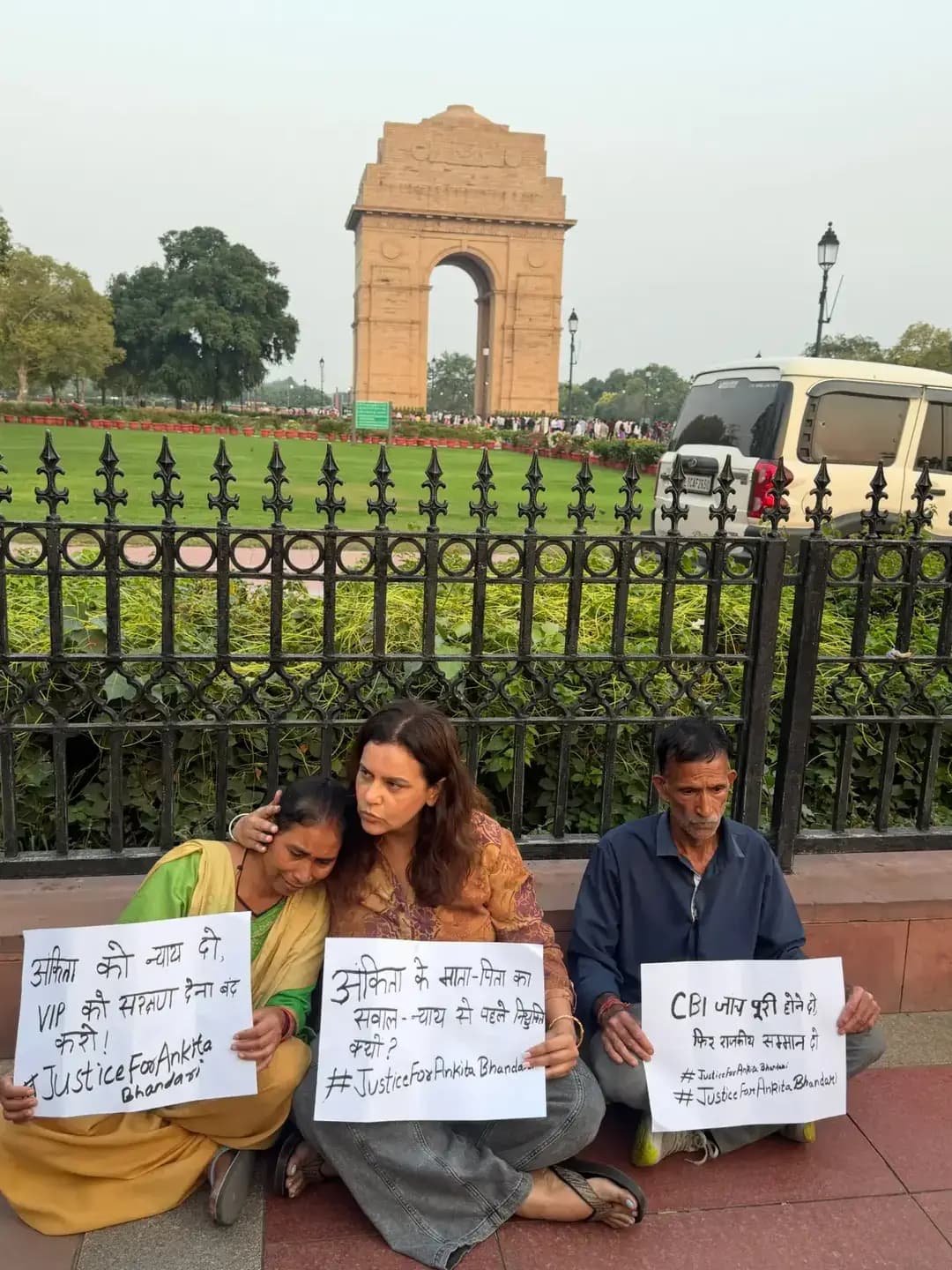 अंकिता भंडारी के माता-पिता दुष्यंत गौतम को सिक्किम का राज्यपाल बनाए जाने के विरोध में इंडिया गेट पर धरने पर बैठे हैं। योगिता भयाना भी उनके साथ है। पुलिस ने पोस्टर हटवाए, लेकिन न्याय की मांग पर अडिग तीनों वहीं बैठे हैं।
आखिर न्याय की आवाज़ कब सुनी जाएगी?
