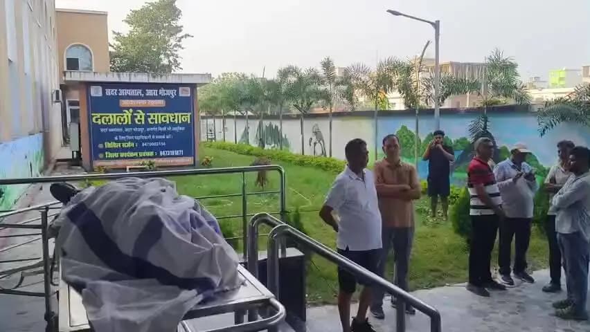 आरा: नवादा थाना क्षेत्र के जैन कॉलेज के घर गेट पर हथियारबंद अपराधियों ने पूर्व सेल टैक्स ऑफिसर को गोलियों से छलनी किया