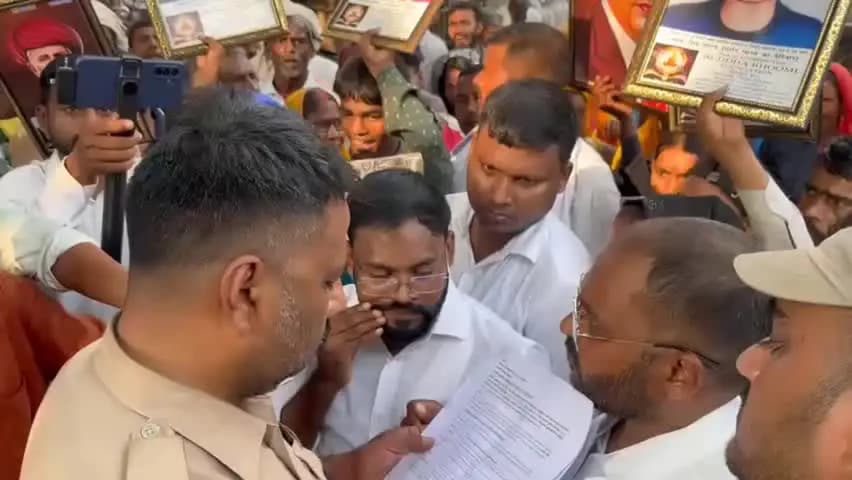 डुमरांव: वकील पासी की मौत की गुत्थी न सुलझने पर भड़का आक्रोश, डुमरांव थाने का घेराव कर पुलिस पर लापरवाही का आरोप