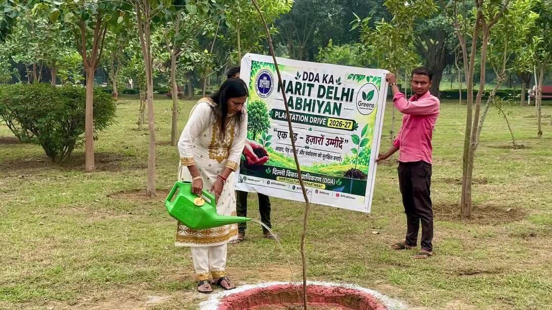 नजफगढ़: द्वारका सेक्टर-19 में भाजपा सांसद कमलजीत सहरावत ने किया वृक्षारोपण, पर्यावरण संरक्षण का दिया संदेश