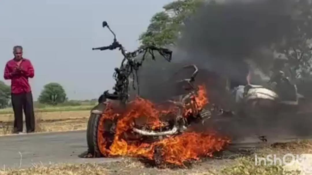 अरनोद: मोहेड़ा-चुपना मार्ग पर इलेक्ट्रिक स्कूटी बनी आग का गोला, सवार ने कूदकर बचाई अपनी जान