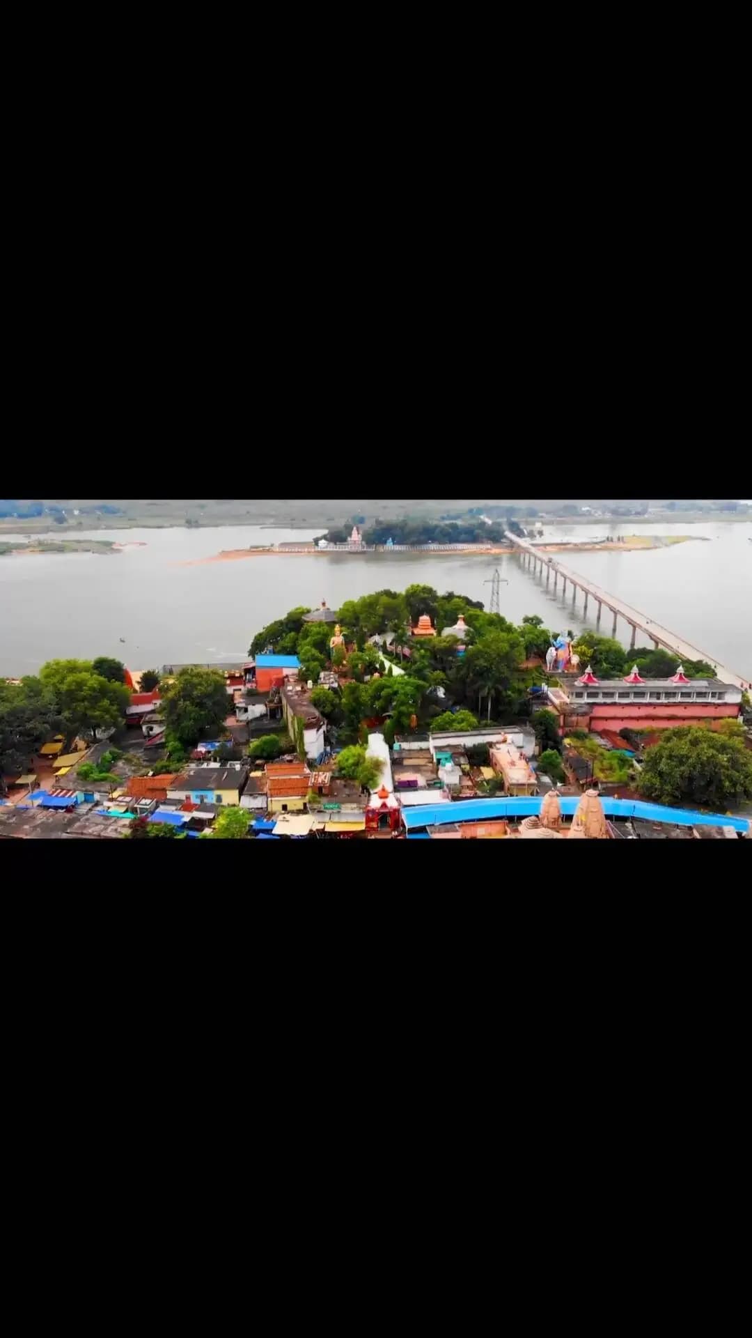 जय माँ चंद्रहासिनी
अलौकिक तेज, दिव्य आभा और असीम करुणा से भक्तों के जीवन को आलोकित करने वाली माँ चंद्रहासिनी का पावन धाम छत्तीसगढ़ की आध्यात्मिक चेतना और अटूट आस्था का अनुपम केंद्र है। माँ के श्रीचरणों में श्रद्धा अर्पित कर भक्त सुख, शांति और समृद्धि का आशीर्वाद प्राप्त करते हैं।
शारदीय नवरात्रि के पंचम दिवस पर माँ चंद्रहासिनी के श्रीचरणों में कोटि-कोटि वंदन।
जय माता दी
#Navratri2026 #नवरात्रि #MaaSkandamata #CGNavratri2026 #महतारी_का_सम्मान महतारी_के_मान माँचंद्रहासिनी